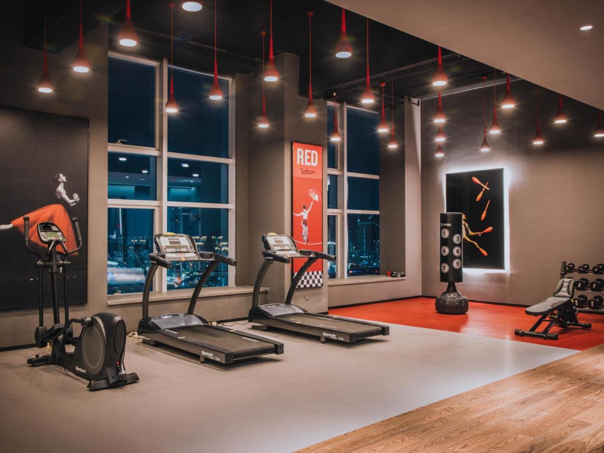 Radisson Red Hotel Zhuhai Gongbei Port Екстер'єр фото
