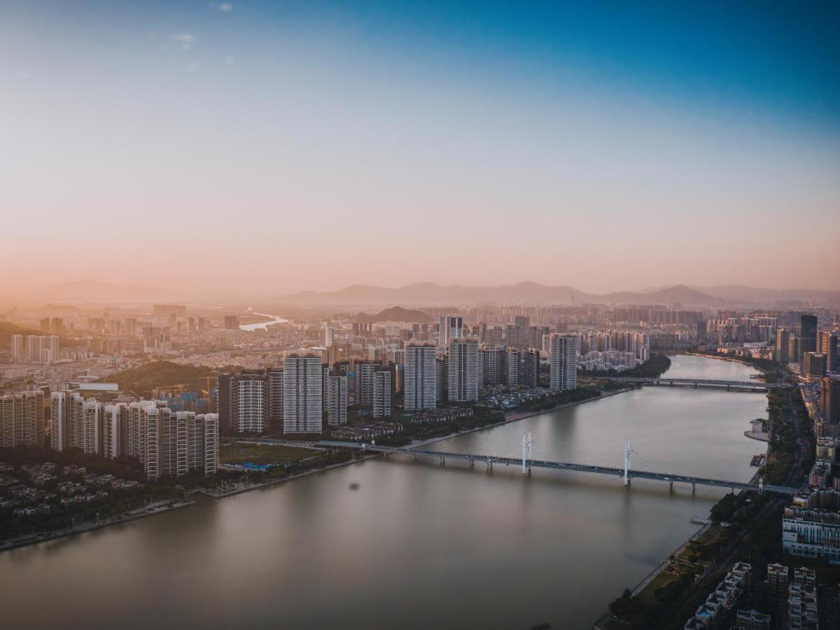 Radisson Red Hotel Zhuhai Gongbei Port Екстер'єр фото