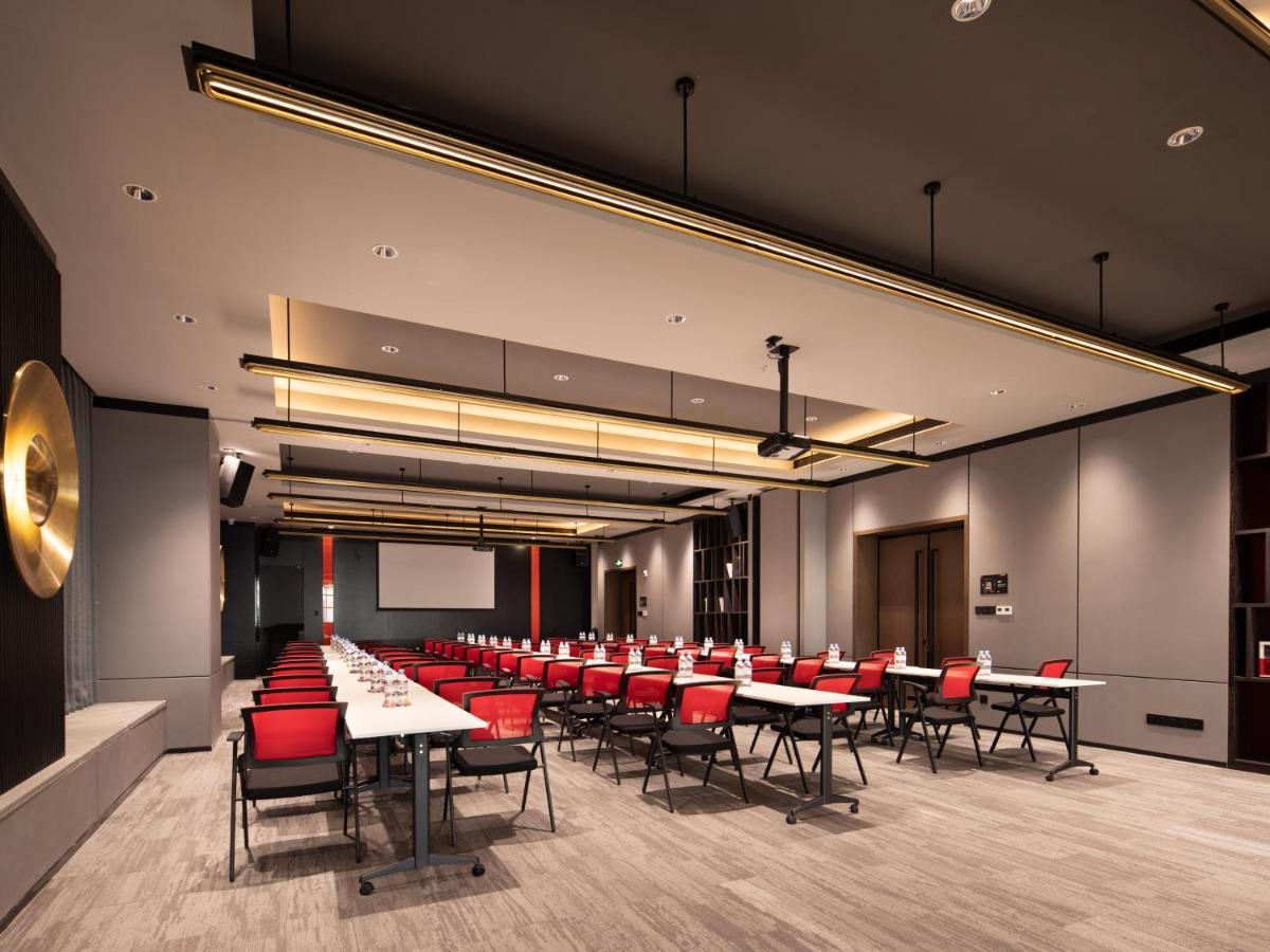Radisson Red Hotel Zhuhai Gongbei Port Екстер'єр фото