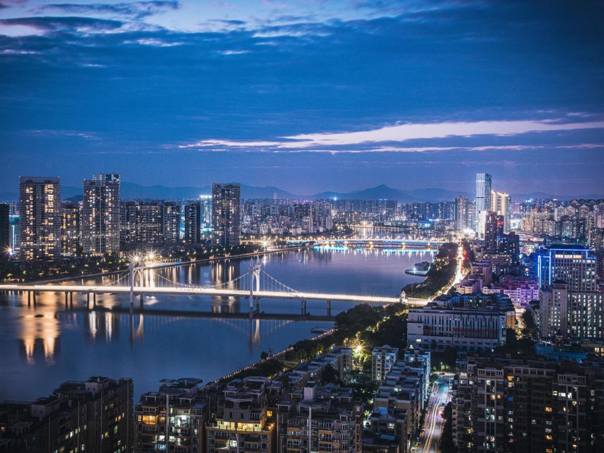 Radisson Red Hotel Zhuhai Gongbei Port Екстер'єр фото