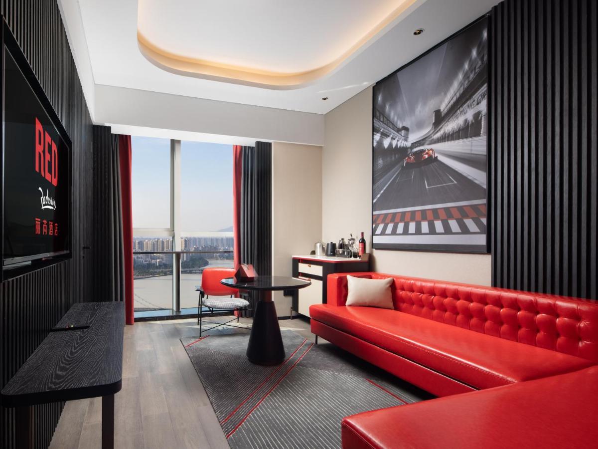 Radisson Red Hotel Zhuhai Gongbei Port Екстер'єр фото