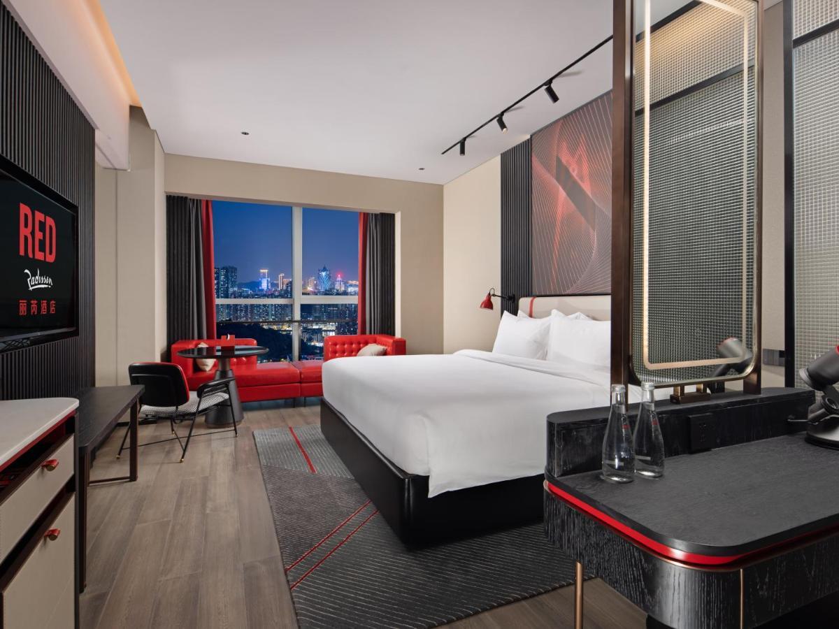 Radisson Red Hotel Zhuhai Gongbei Port Екстер'єр фото